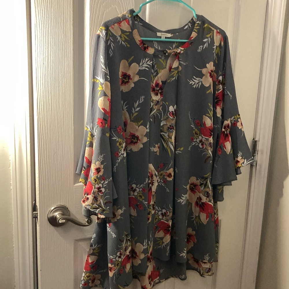 Tag size small ￼ very wide at the bottom button close neck, main color gray
